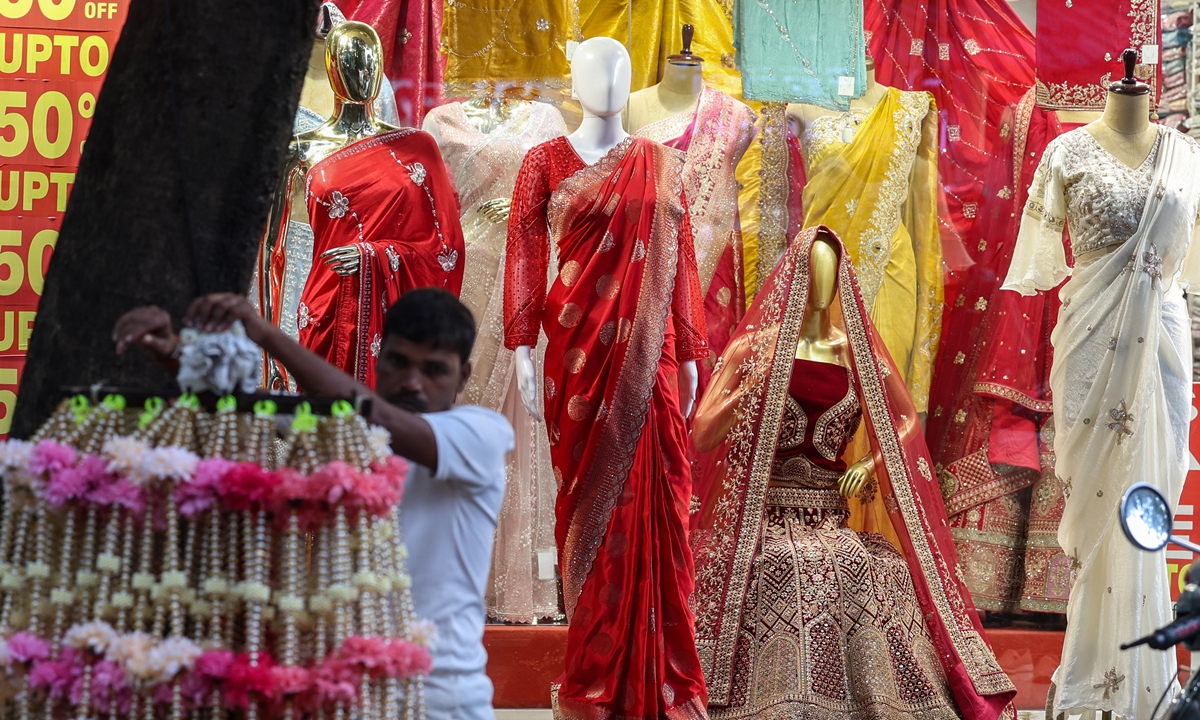 Clothes on the mannequins displayed outside a garment store in Mira Road, on the outskirts of Mumbai, India, 27 August 2025. Photo: VCG