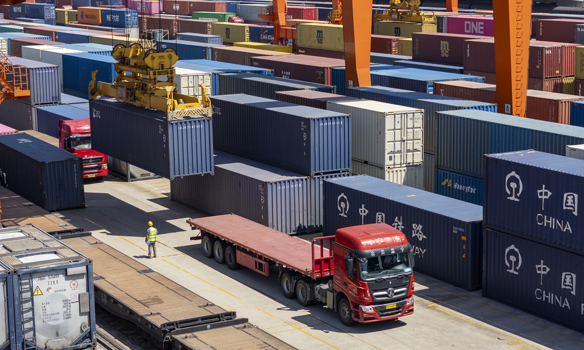 A worker oversees the loading of a container from a truck on to a China-Europe freight train in Jinhua, East China's Zhejiang Province on August 27, 2025. China's transport sector handled 4.97 billion tons of freight in July, an increase of 3.4 percent year-on-year, data from the Ministry of Transport showed. Photo: VCG
