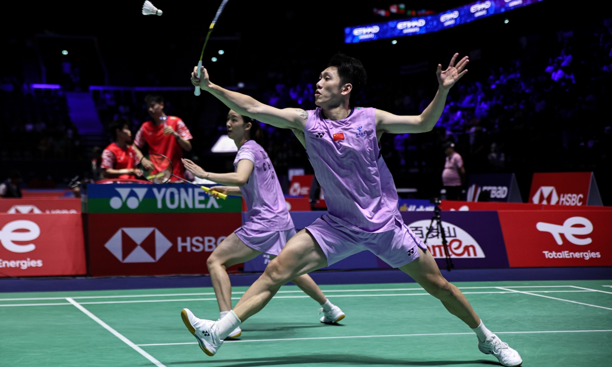Cheng Xing (right)/Zhang Chi of China compete during the mixed doubles second-round match against Alexander Dunn/Julie Macpherson of Scotland at the BWF World Championships 2025 in Paris, France on August 27, 2025. The Chinese pair advanced to the last 16 with a 21-17, 24-22 victory. Photo: VCG