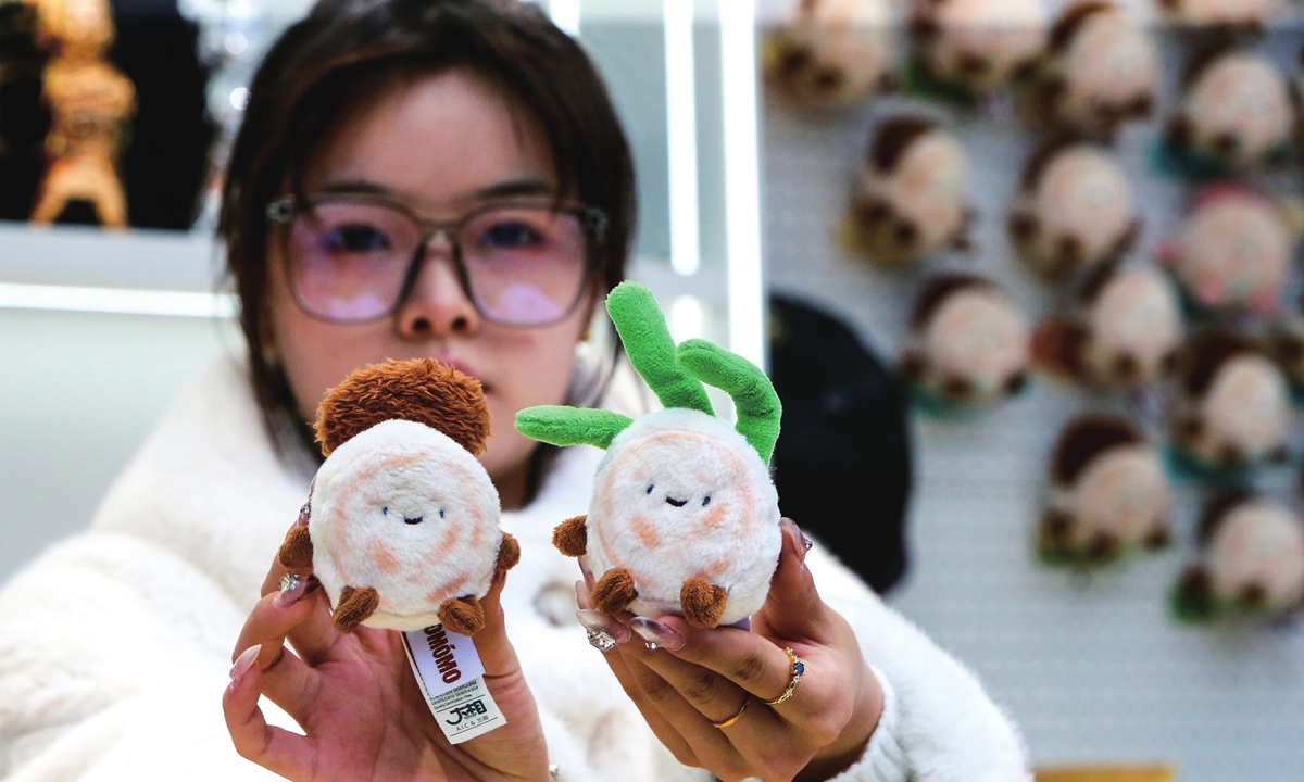A staff member showcases Xi'an's cultural-creative plush charm brand RongMomo in Xi'an, Northwest China's Shaanxi Province. Photos: VCG