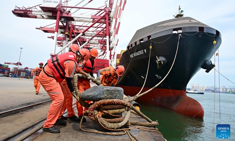 Workers cast off the ropes for a cargo ship bound for India at Qingdao Port in Qingdao, east China's Shandong Province, Aug. 26, 2025.(Xinhua/Li Ziheng)