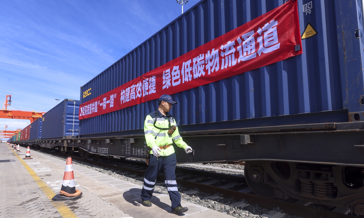 A worker checks a China-Europe (Central Asia) freight train loaded with medicine, electrical appliances and food departing from a railway station in North China's Tianjin Municipality on August 28, 2025. This is the 464th China-Europe (Central Asia) freight train service launched from Tianjin so far this year, according to media reports. Photo: VCG