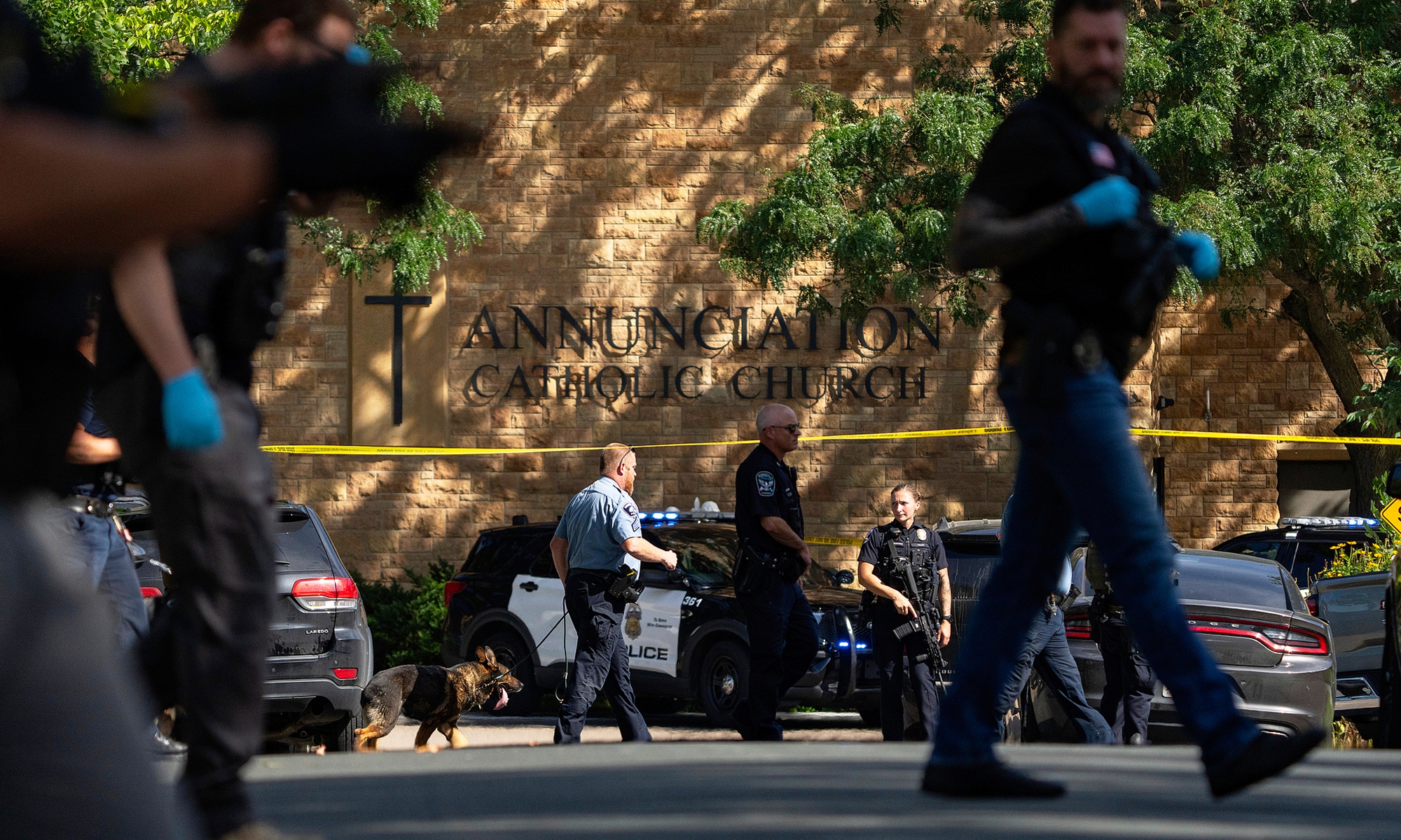 Law enforcement officers search the nearby neighborhood to clear the area after a shooting at Annunciation Catholic Church in Minneapolis, Wednesday, Aug. 27, 2025. Photo:CFP