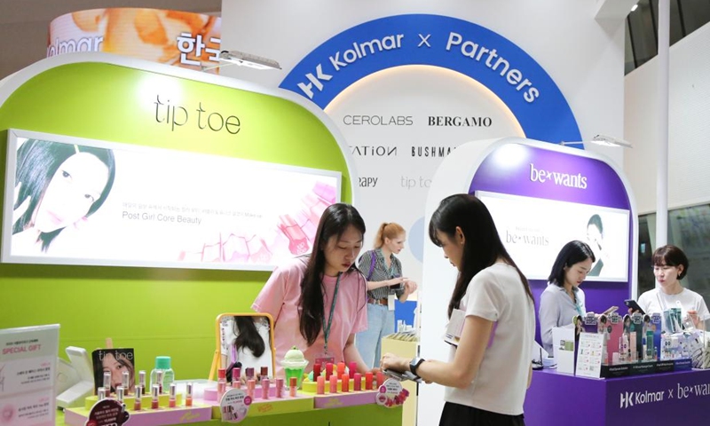 A visitor tries beauty products at the Seoul Beauty Week event in Seoul, South Korea, Aug. 28, 2025. The three-day Beauty Week event kicked off in Seoul on Thursday, attracting numerous cosmetics brands and professionals to attend. Photo: Xinhua