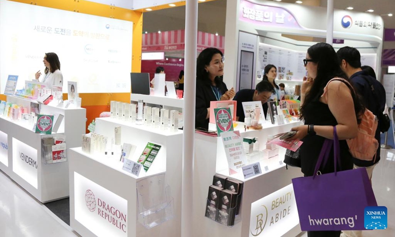 People learn about beauty products at the Seoul Beauty Week event in Seoul, South Korea, Aug. 28, 2025. The three-day Beauty Week event kicked off in Seoul on Thursday, attracting numerous cosmetics brands and professionals to attend. Photo: Xinhua