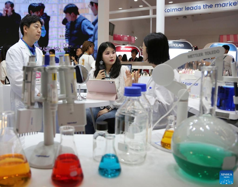 People learn about beauty products at the Seoul Beauty Week event in Seoul, South Korea, Aug. 28, 2025. The three-day Beauty Week event kicked off in Seoul on Thursday, attracting numerous cosmetics brands and professionals to attend. Photo: Xinhua