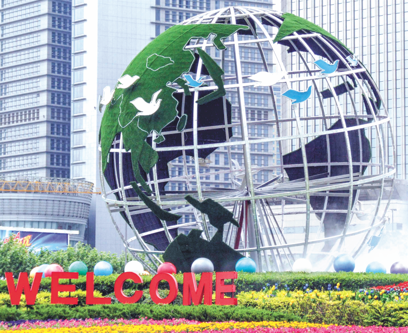 A landscape lighting display featuring green spheres and white doves in Shanghai's Lujiazui area during the Sixth SCO Summit in 2006 Photo: cnsphoto