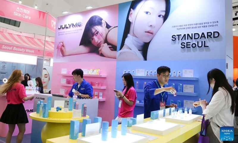 Staff members introduce beauty products to visitors at the Seoul Beauty Week event in Seoul, South Korea, Aug. 28, 2025. The three-day Beauty Week event kicked off in Seoul on Thursday, attracting numerous cosmetics brands and professionals to attend. Photo: Xinhua