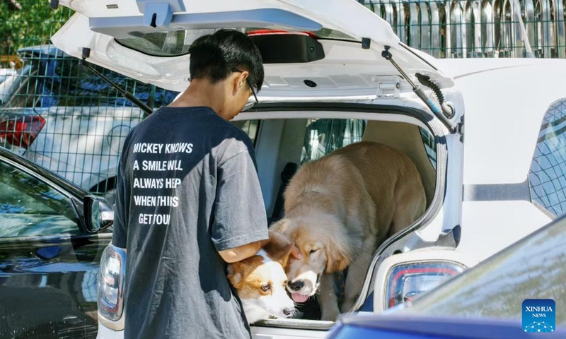 A passenger arrives at Hangzhou Xiaoshan International Airport with his pets in Hangzhou, east China's Zhejiang Province, Aug. 28, 2025. (Hangzhou Xiaoshan International Airport/Handout via Xinhua)