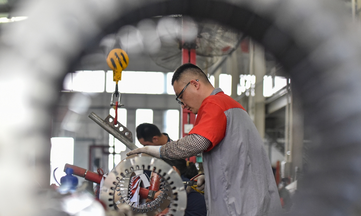 Workers assemble generators at a power generator enterprise in Weifang, East China's Shandong Province on August 31, 2025. The purchasing managers' index for China's manufacturing sector stood at 49.4 in August, up from 49.3 in the previous month, the National Bureau of Statistics announced on the same day. Photo: VCG