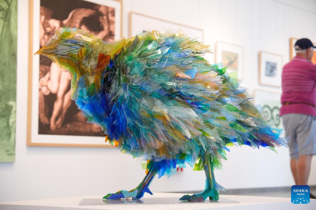 A glass bird sculpture is seen at the Glass Menagerie exhibition by Polish-born artist Marta Klonowska at the Ursynow Cultural Center in Warsaw, Poland, on Aug. 29, 2025. The exhibition presents a collection of animal sculptures created from thousands of pieces of colored glass wastes. (Photo: Xinhua)