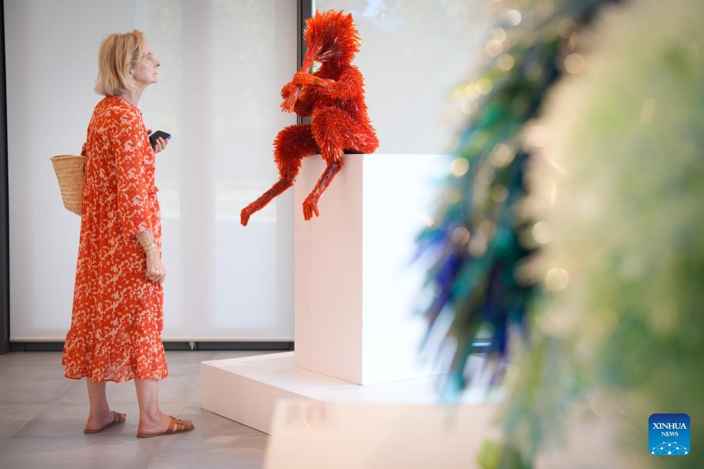 A visitor observes a sculpture displayed at the Glass Menagerie exhibition by Polish-born artist Marta Klonowska at the Ursynow Cultural Center in Warsaw, Poland, on Aug. 29, 2025. The exhibition presents a collection of animal sculptures created from thousands of pieces of colored glass wastes. (Photo: Xinhua)