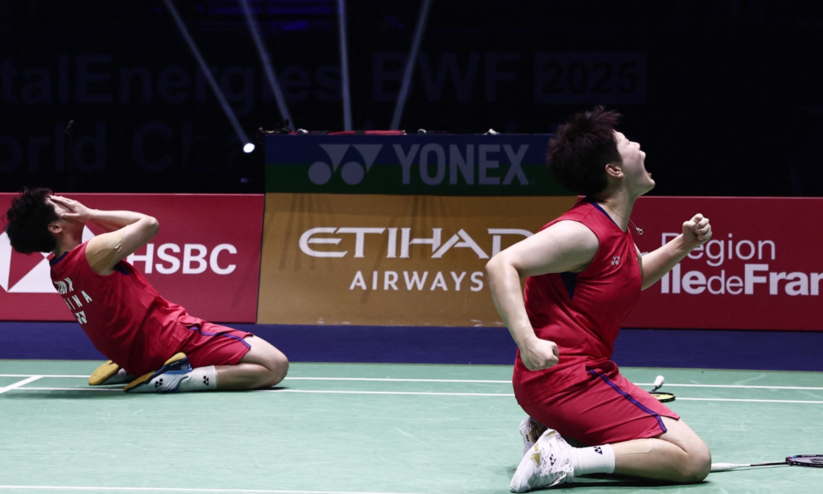 China's Liu Sheng Shu (L) and Tan Ning celebrate winning gold against Malaysia's Pearly Tan and Thinaah Muralitharan in the women's doubles final match at the Badminton BWF World Championships at the Adidas Arena in Paris, on August 31, 2025.  Photo: VCG