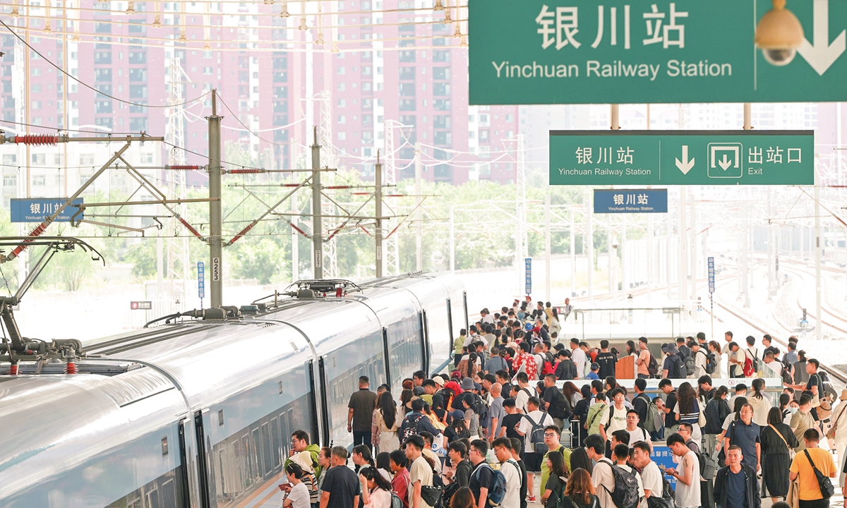 Passengers line up at Yinchuan Railway Station in Northwest China's Ningxia Hui Autonomous Region on August 31, 2025. The 62-day summer travel season concluded on Sunday with robust growth in passenger trips. Photo: CFP
