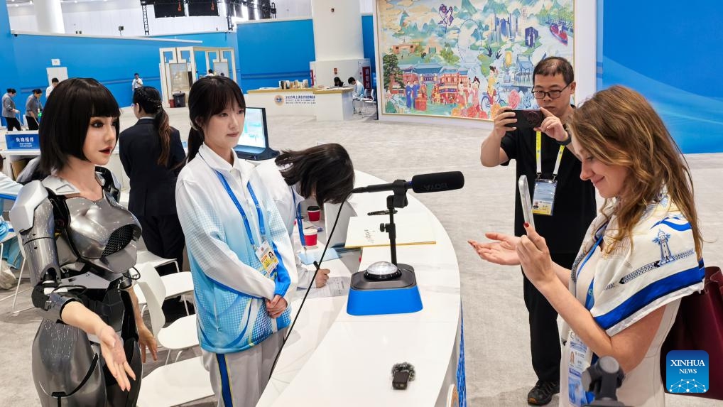 A woman communicates with Xiaohe, a multimodal interactive robot, at the media center for the Shanghai Cooperation Organization (SCO) Summit 2025 in north China's Tianjin, on Aug. 30, 2025. A variety of robots have attracted numerous eyes at the media center as the SCO Summit 2025 is held in this port city from Aug. 31 to Sept. 1. (Photo: Xinhua)
