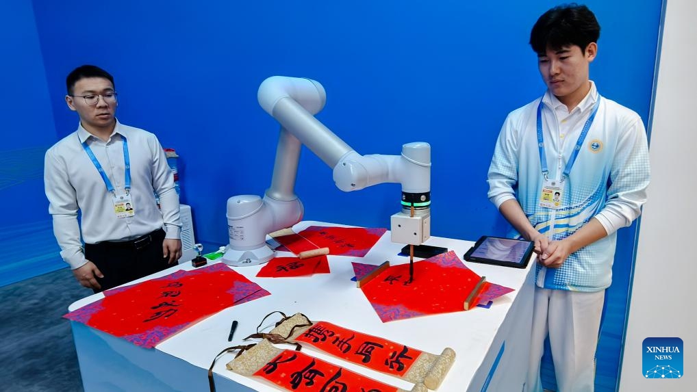 A robot demonstrates its calligraphy skills at the media center for the Shanghai Cooperation Organization (SCO) Summit 2025 in north China's Tianjin, on Aug. 30, 2025. A variety of robots have attracted numerous eyes at the media center as the SCO Summit 2025 is held in this port city from Aug. 31 to Sept. 1. (Photo: Xinhua)