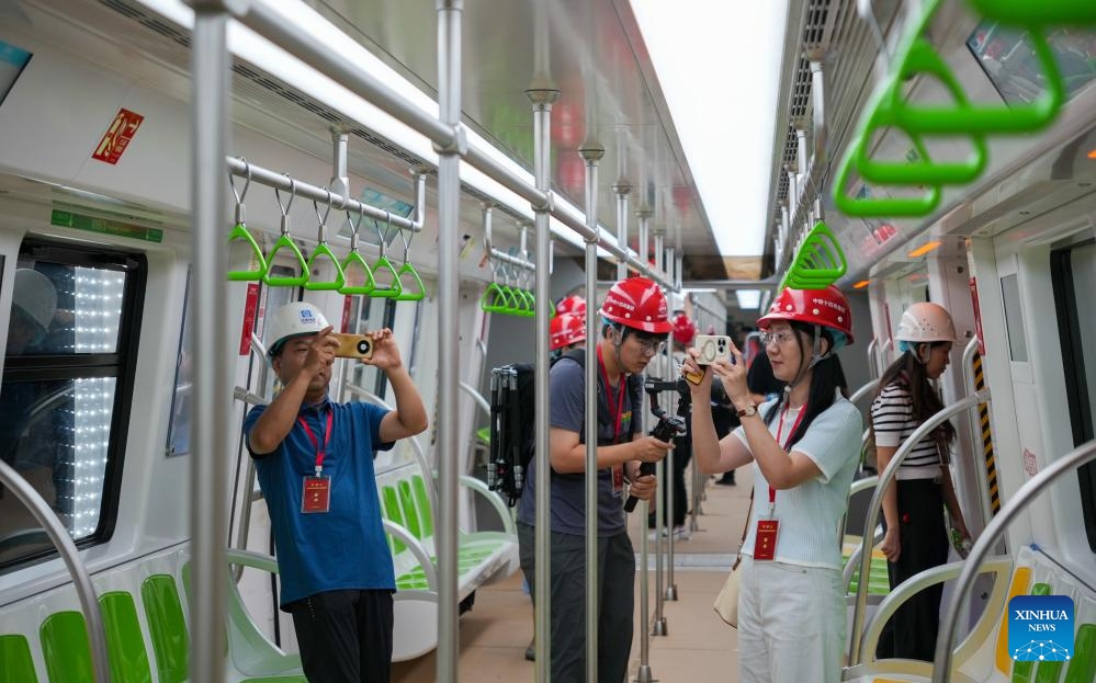 Citizens and journalists visit a subway train at a station of Jinan Metro Line 4 in Jinan, east China's Shandong Province, on Aug. 31, 2025. Jinan Metro Line 4 started trial operation on Sunday. The metro line is laid along Jinan's east-west traffic artery, with a total length of about 40 kilometers. (Photo: Xinhua)