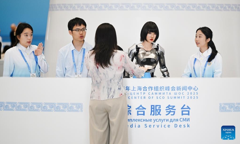 Volunteers provide service to a journalist at the media center for the Shanghai Cooperation Organization (SCO) Summit 2025 in north China's Tianjin, on Aug. 28, 2025. The SCO Summit 2025 is held from Aug. 31 to Sept. 1 in Tianjin. A team of nearly 1,000 volunteers from local universities provide various service in areas like diplomatic etiquette, emergency response and language services to support the SCO Summit. (Photo: Xinhua)