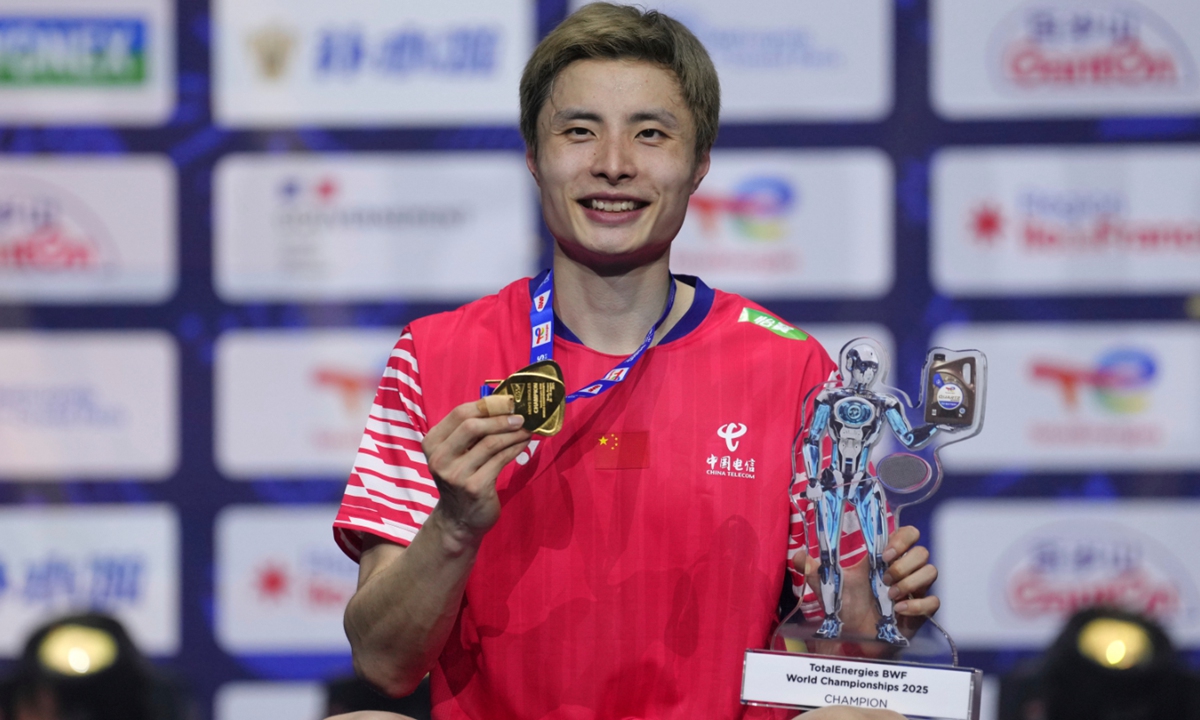 Shi Yu Qi, of China, poses on the podium after winning the Men's Singles of the Badminton World Championships, Sunday, August 31, 2025 in Paris.  Photo: VCG