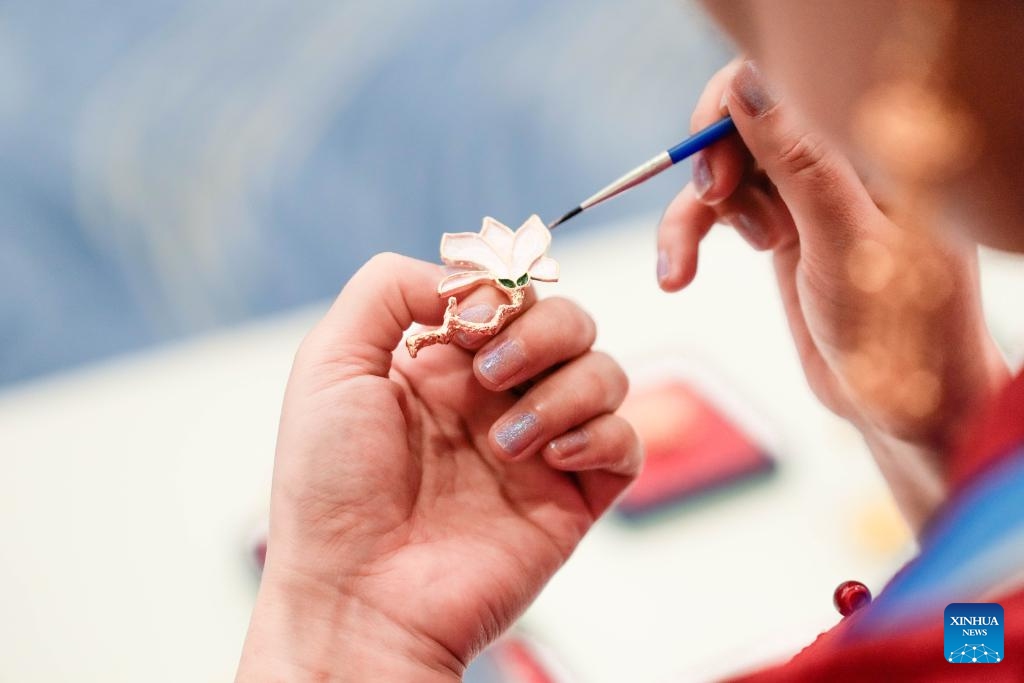 A staff member displays filigree mosaic craft before a welcoming banquet at the Meijiang Convention and Exhibition Center in Tianjin, north China, Aug. 31, 2025. Chinese President Xi Jinping and his wife, Peng Liyuan, on Sunday hosted a banquet in China's port city of Tianjin to welcome international guests who are here to attend the Shanghai Cooperation Organization (SCO) Summit 2025. Before the banquet, the guests watched and experienced China's intangible cultural heritages, having friendly exchanges in a harmonious atmosphere. (Photo: Xinhua)