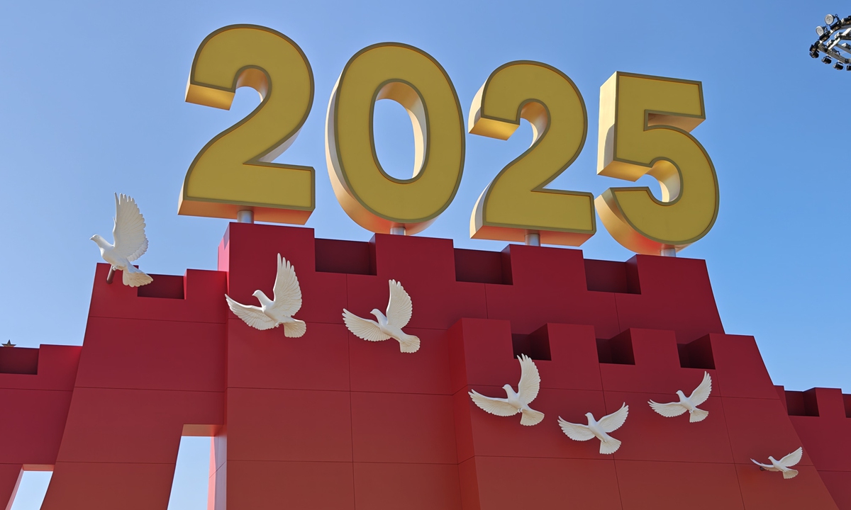 On each side of the year-sign platform, there are 7 model peace doves designed based on the 