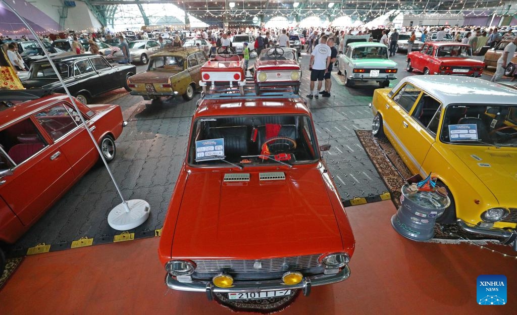 This photo taken on Aug. 30, 2025 shows cars on display during a vintage car exhibition in Minsk, Belarus. The exhibition opened here on Saturday, showcasing more than 400 restored vehicles. (Photo: Xinhua)