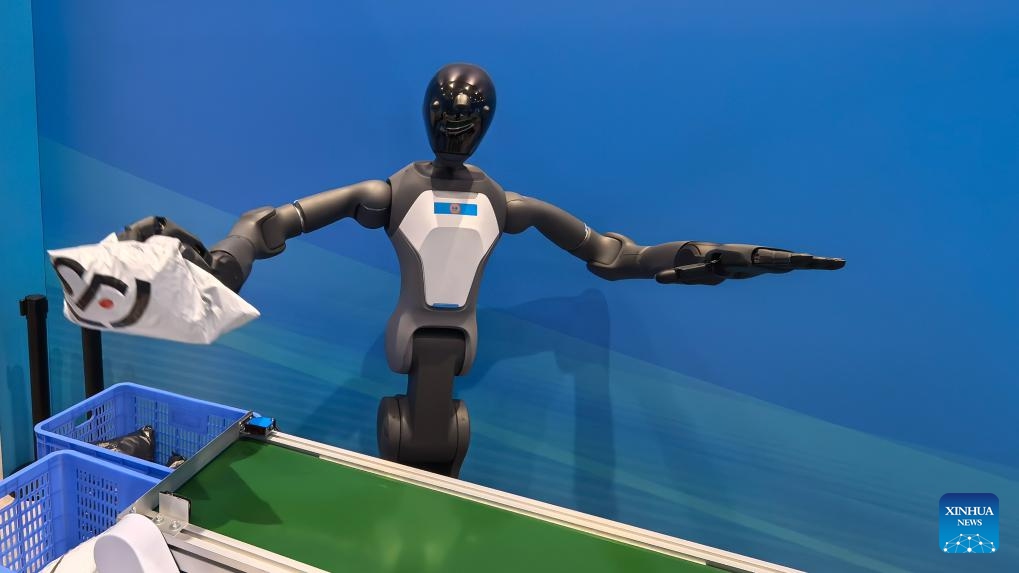 A robot demonstrates package sorting via visual recognition and tactile perception at the media center for the Shanghai Cooperation Organization (SCO) Summit 2025 in north China's Tianjin, on Aug. 30, 2025. A variety of robots have attracted numerous eyes at the media center as the SCO Summit 2025 is held in this port city from Aug. 31 to Sept. 1. (Photo: Xinhua)