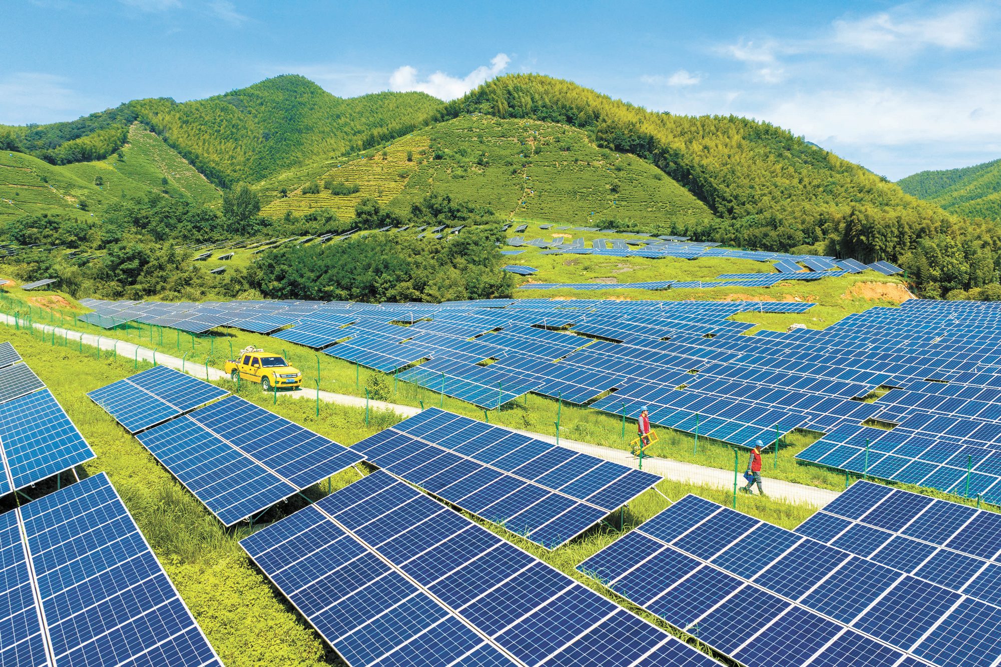 Workers install solar panels at a photovoltaic power station in Ji'an city, East China's Jiangxi Province, on August 8, 2025. Photo: VCG