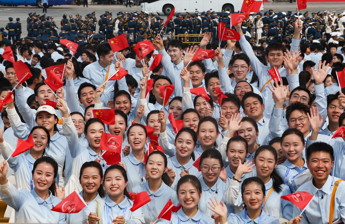 Members of a choir of 3,000 college students performing for the V-Day celebrations pose for photos on September 3, 2025. Photo: VCG