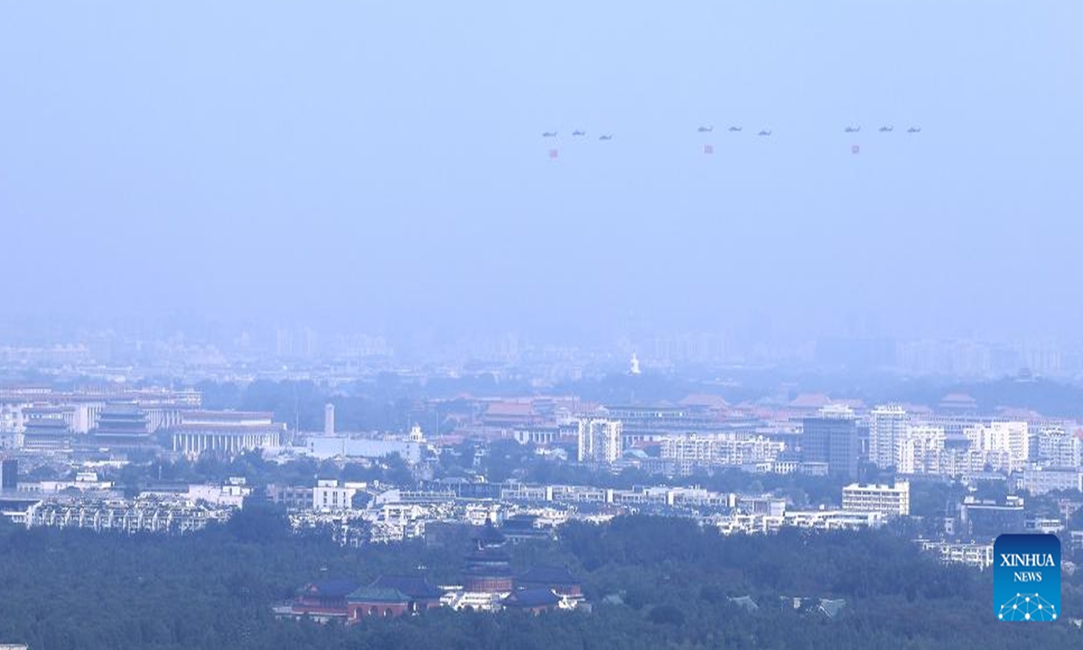 The flag-guarding air echelon takes part in a grand gathering to commemorate the 80th anniversary of the victory in the Chinese People's War of Resistance against Japanese Aggression and the World Anti-Fascist War in Beijing, capital of China, Sept. 3, 2025. (Xinhua/Dai Qiaochu)
