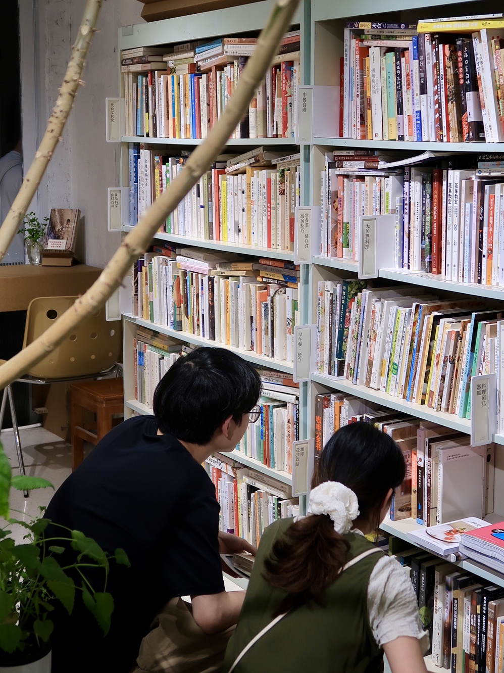 Two readers choose the books at the Pan Cai Sheng (lit. Dish Books). Photo: Courtesy of Pan Xiaoyue