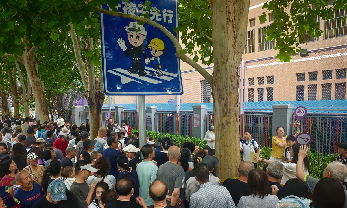 Parents, as well as grandparents, wait outside a middle school in Beijing to pick up students on September 4, 2025, the first day of the new semester. Photo: Liu Yang/GT