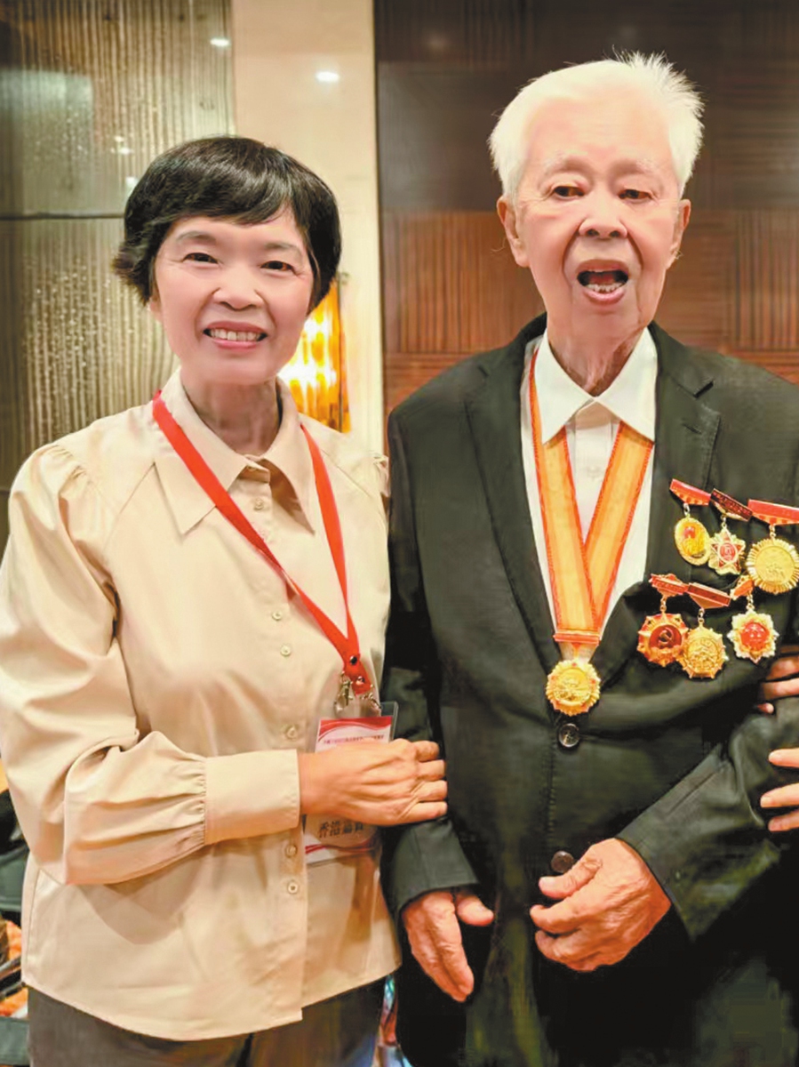 Veteran Luo Jinghui, 95, takes a photo with his relative (left) in Beijing after attending ceremony of  the V-Day parade, on September 3. Photo: He Zhuoqian/GT