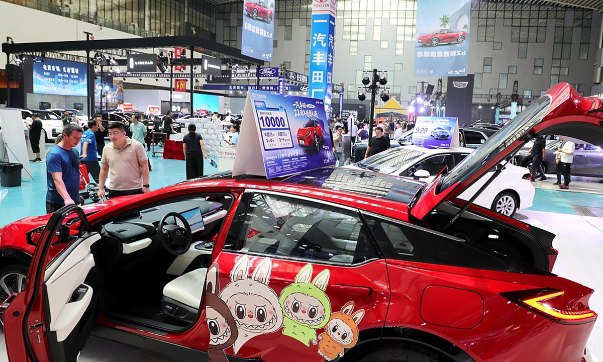 Consumers inquire about electric vehicles and car trade-in subsidy policies at the 32nd Dongying (autumn) auto expo held in Dongying, East China's Shandong Province, on September 4, 2025. The expo is one of the key events to boost auto consumption this year, featuring multiple incentives, including national, provincial, municipal and manufacturer subsidies. Photo: VCG