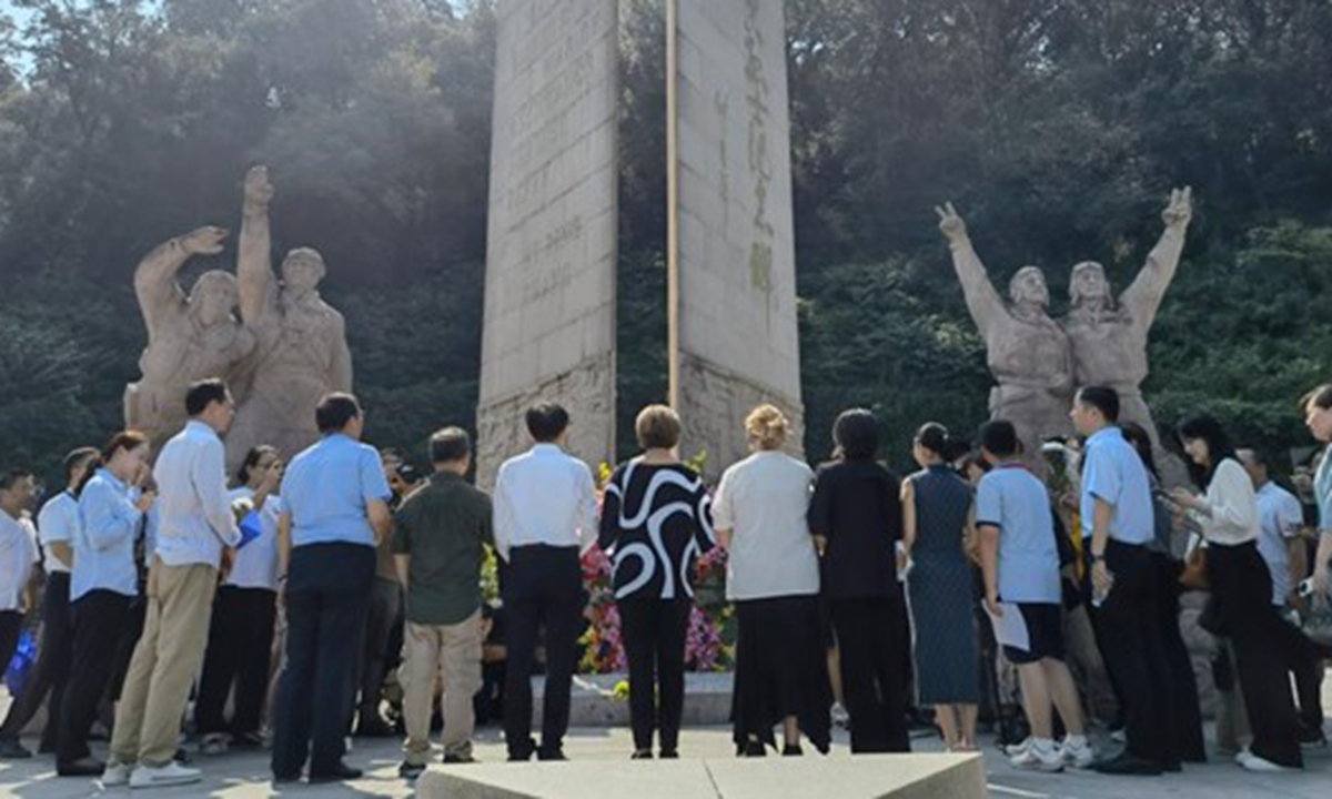 Chinese and foreign guests, including Nell Calloway, granddaughter of the founder of the Flying Tigers US General Claire Lee Chennault, pay tribute in front of the monument in the Nanjing Anti-Japanese Aviation Martyrs Memorial Hall in East China's Jiangsu Province on September 5, 2025. Photo: Xinhua News Agency