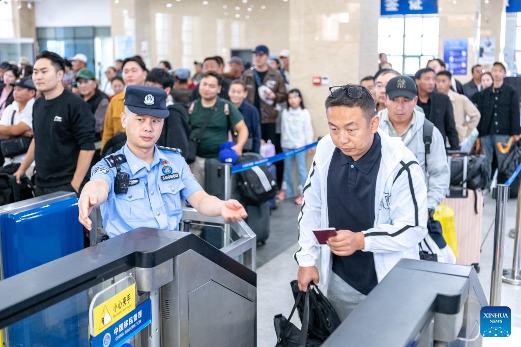 Passengers go through border inspection process via express channel at a land port in Erenhot, north China's Inner Mongolia Autonomous Region, Sept. 3, 2025. Erenhot, the largest land port on the China-Mongolia border, is a pivotal entry-exit point for the central route of the China-Europe railway service. As of Sept. 3, inbound and outbound passenger traffic volumes and the number of vehicles driving through Erenhot reached 1.976 million and 512,000, respectively, up by 13.2 percent and 16.6 percent compared with the same period of last year. (Photo: Xinhua)