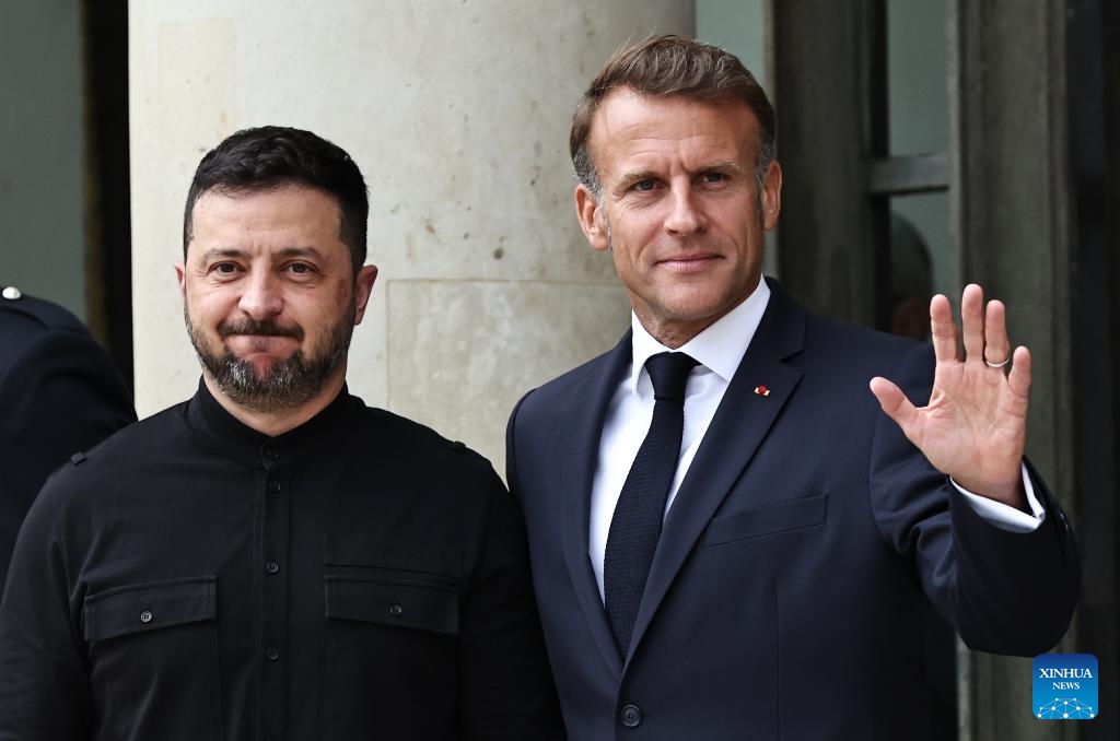 French President Emmanuel Macron (R) greets Ukrainian President Volodymyr Zelensky upon his arrival to attend the meeting of the Coalition of the Willing at the Elysee Palace in Paris, France, Sept. 4, 2025. Macron announced Thursday that 26 countries, mostly European, have formally pledged to deploy troops as part of a future Russian-Ukrainian ceasefire, though not directly on the front line. (Photo: Xinhua)