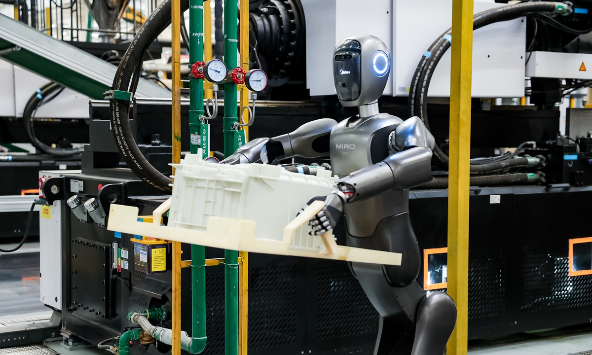 Humanoid robot Miro works at Midea's intelligent agent factory in Jingzhou, Central China's Hubei Province on August 26, 2025. Photo: Courtesy of Midea