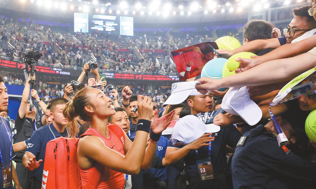 Zheng Qinwen interacts with fans after the semi-finals of the 2024 Wuhan Open on October 12, 2024. Photo: IC