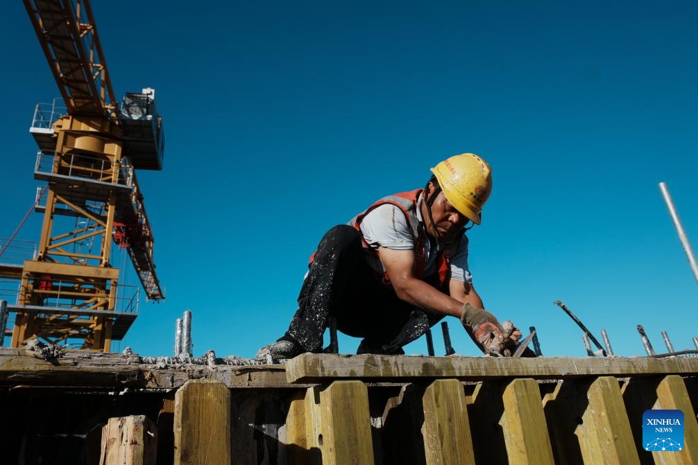 A worker operates at the construction site of the east main tower of Shuangyumen super major bridge in east China's Zhejiang Province, on Sept. 6, 2025. The east main tower of the Shuangyumen super major bridge, the first main tower of the second phase of the Liuheng highway bridge in Zhoushan Port of Zhejiang's Ningbo, witnessed its topping-out on Saturday, marking a breakthrough in the construction of the bridge and laying foundation for the following construction. (Photo: Xinhua)