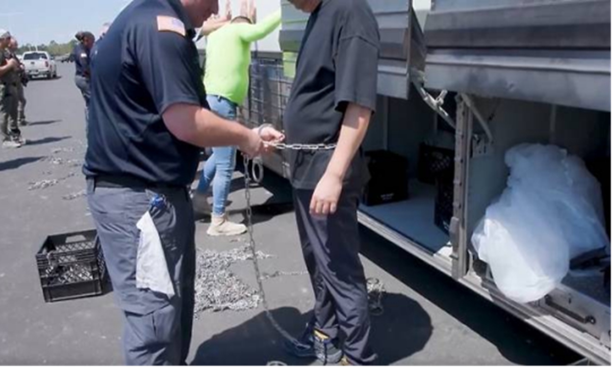 Photo shows the arrest scene released by US Immigration and Customs Enforcement.  Photo from Korean media reports.