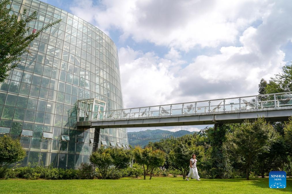 People visit the Fuligong Greenhouses at Kunming Botanical Garden in Kunming, southwest China's Yunnan Province, Sept. 5, 2025. Located in Kunming Botanical Garden, the Fuligong Greenhouses boasts over 2,500 tropical plant varieties. (Photo: Xinhua)
