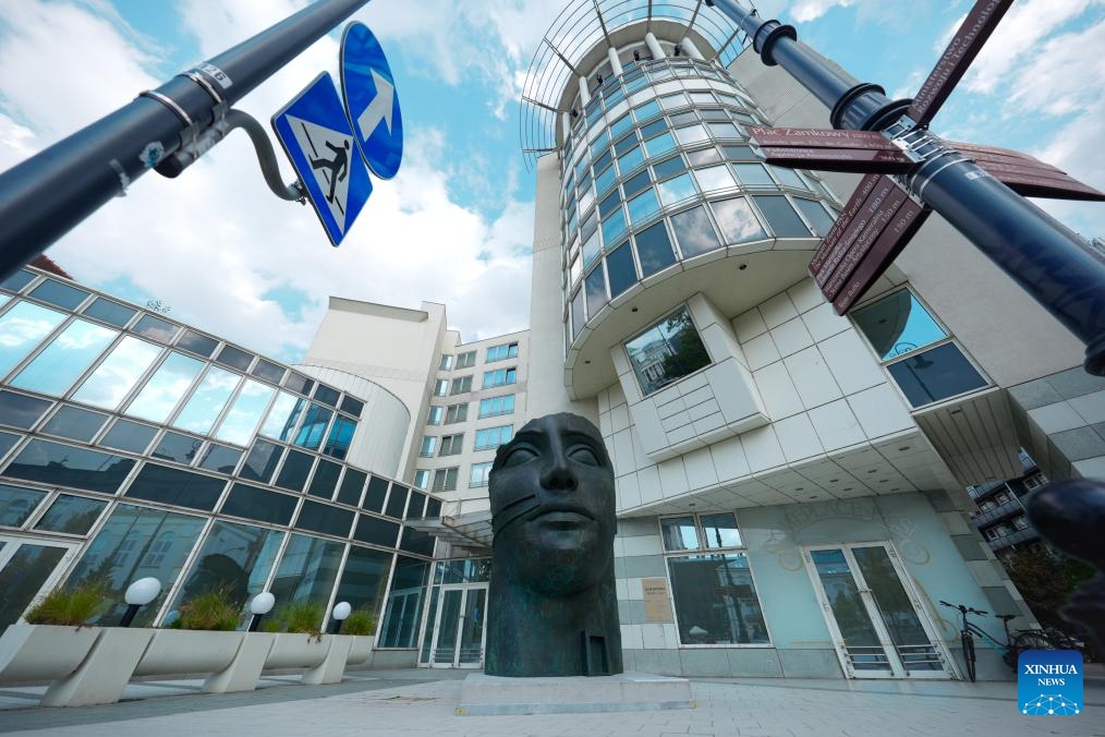 The sculpture Tindaro is seen in Warsaw, Poland, Sept. 5, 2025. Tindaro, created in 1997 by renowned Polish sculptor Igor Mitoraj (1944-2014), has been transported from Paris to Warsaw and is now on displayed in the city center. Mitoraj was internationally acclaimed for his monumental fragmented human figures. (Photo: Xinhua)