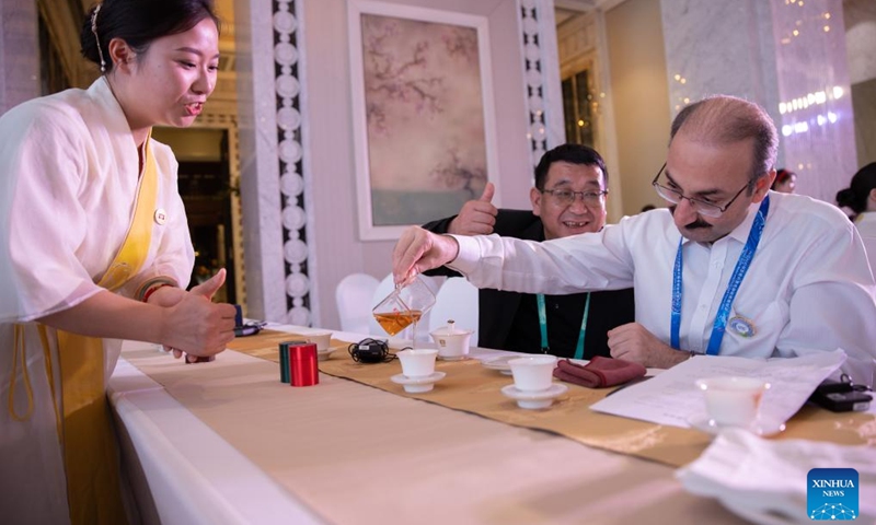 A guest experiences Chinese tea culture at an event during the 2025 Global South Media and Think Tank Forum in Kunming, southwest China's Yunnan Province, Sept. 6, 2025. (Photo: Xinhua)