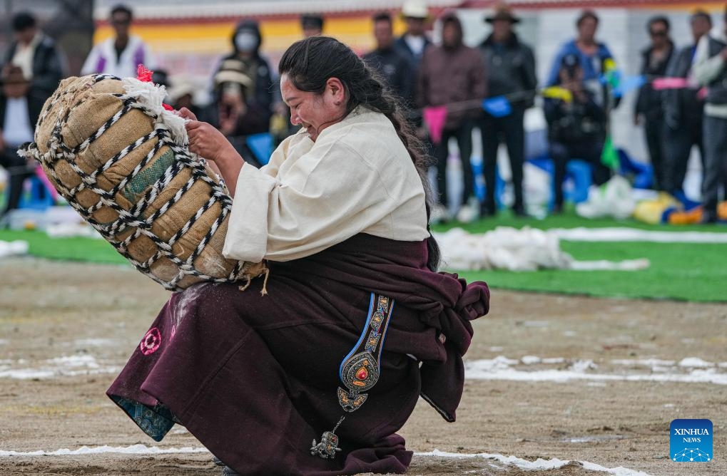 A contestant competes in a sandbag-carrying competition during the 2025 edition of a traditional horse racing festival in Nagqu, southwest China's Xizang Autonomous Region, Sept. 5, 2025. The three-day festival, a traditional event on the northern Tibetan Plateau, kicked off in Nagqu on Friday. In addition to traditional horse racing, the festival also features a variety of ethnic sports competitions, art performances, and cultural tourism activities, drawing large crowds of locals and visitors. (Photo: Xinhua)