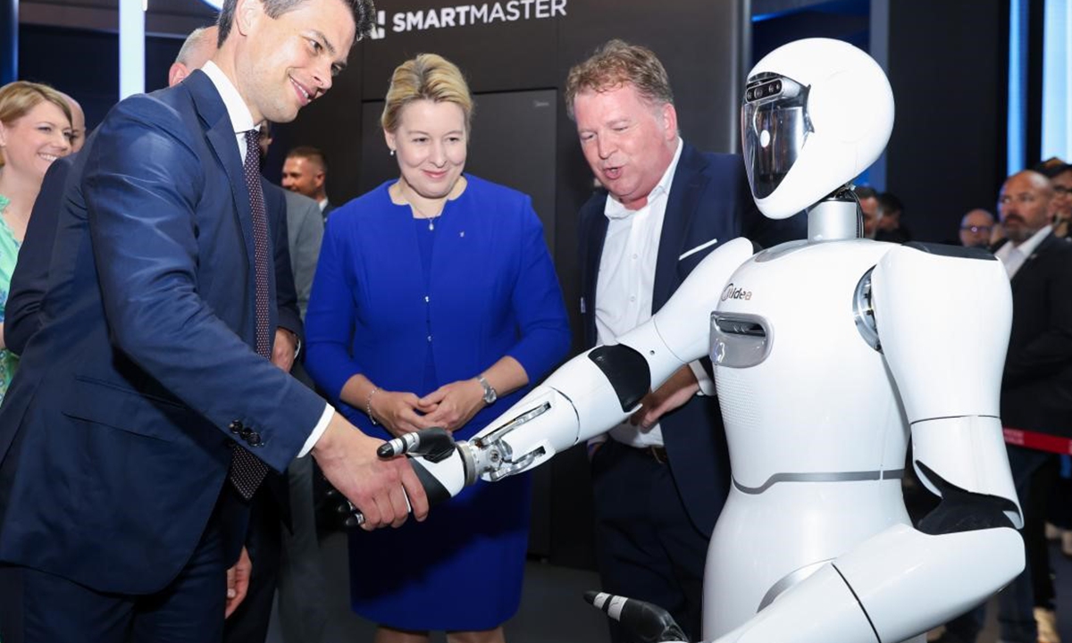 Midea's humanoid robot assistant 