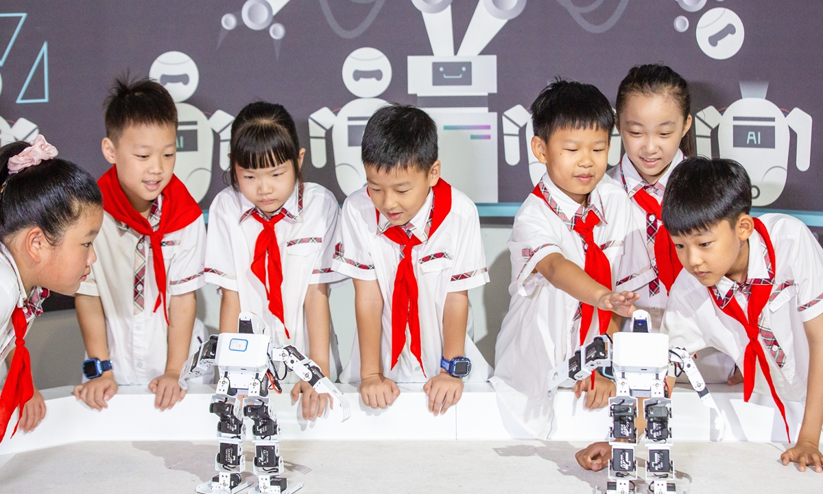 Students from a primary school in Nantong, East China's Jiangsu Province, watch an intelligent robot show at the local science and technology museum on September 7, 2025. China launched its first national science popularization month on September 1, 2025, starting a 30-day nationwide carnival of science. Photo: VCG