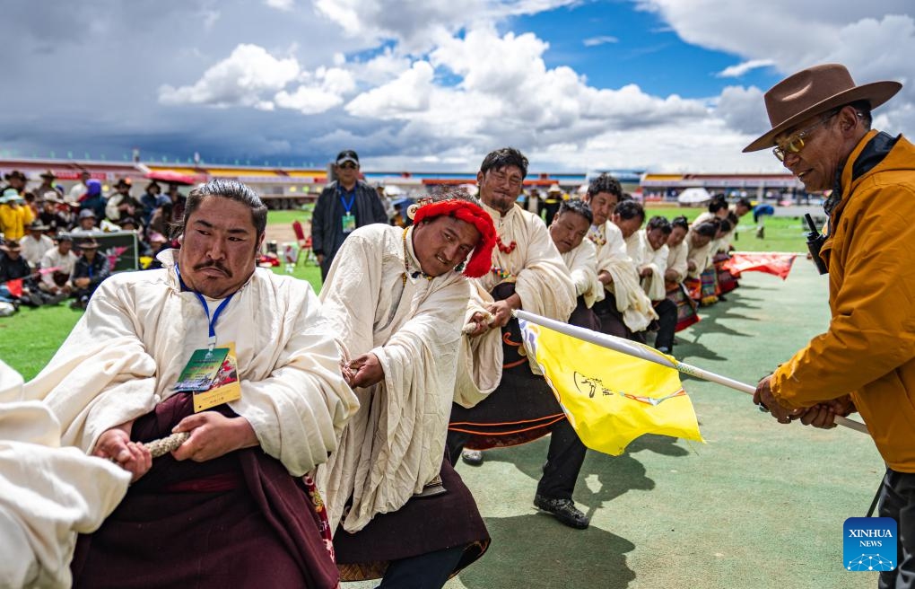Contestants compete in tug-of-war during the 2025 edition of a traditional horse racing festival in Nagqu, southwest China's Xizang Autonomous Region, Sept. 6, 2025. The three-day festival, a traditional event on the northern Tibetan Plateau, kicked off in Nagqu on Friday. In addition to traditional horse racing, the festival also features a variety of ethnic sports competitions, art performances, and cultural tourism activities, drawing large crowds of locals and visitors. (Photo: Xinhua)