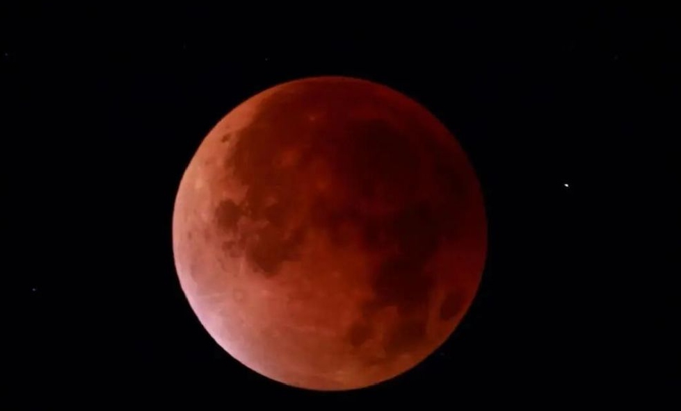 September 8th, Total Lunar Eclipse in Beijing
Photo：Xinhua News Agency