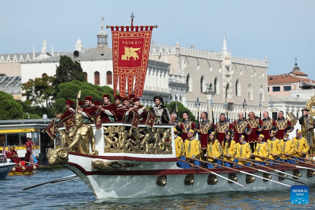 Venetians dress up for the historical parade of the Regata Storica boat race in Venice, Italy, Sept. 7, 2025. The Regata Storica is a historic annual boat parade and rowing race on the Grand Canal in Venice. (Photo: Xinhua)